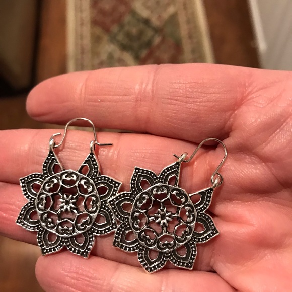 Bohemian dainty mandala wire dangle earrings - Picture 3 of 7